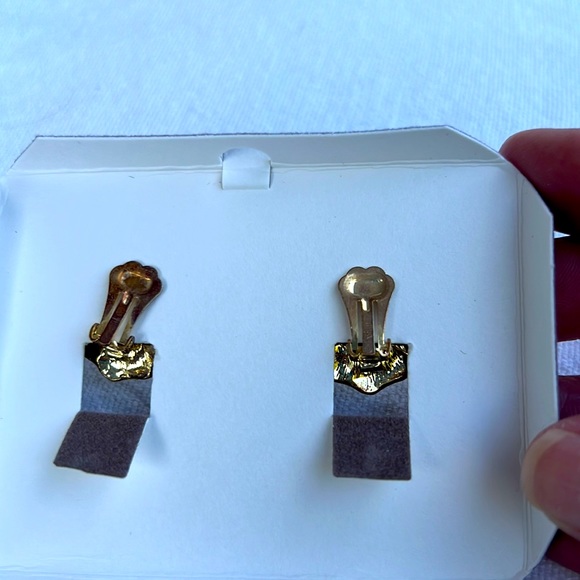 Nolan Miller Gold Floral clip earrings NIB - Picture 4 of 4